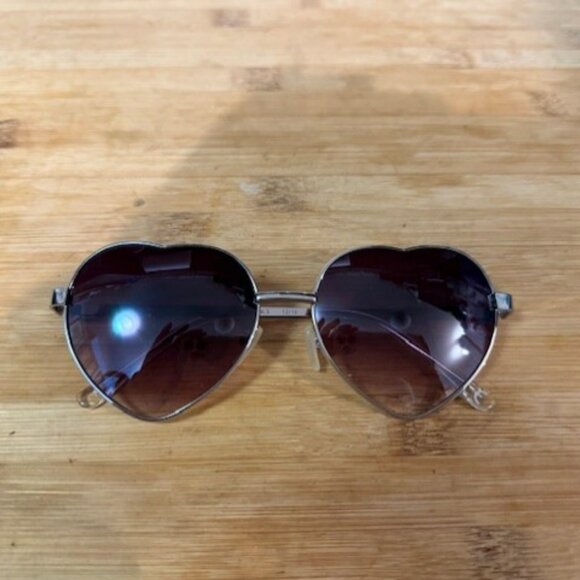 Retro Heart-Shaped Wire (Silver / Chrome) Frame Sunglasses - Picture 15 of 16